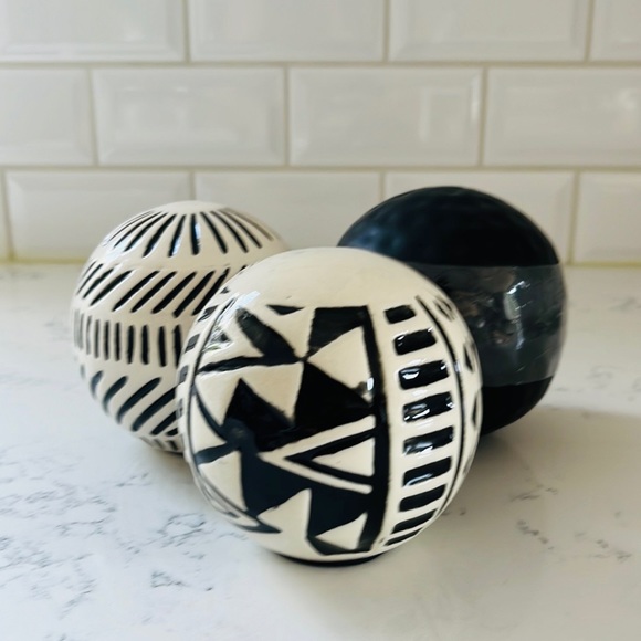 Black Hammered ceramic decorative sphere - Picture 10 of 11